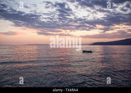 La Grèce, Messenia, Mani, Lefktro, coucher de soleil sur la mer Banque D'Images