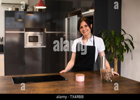 Portrait of smiling woman in kitchen Banque D'Images