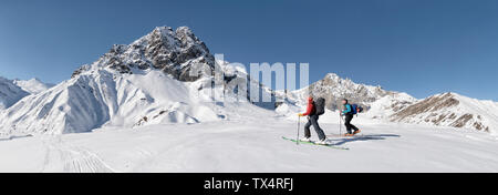 La Géorgie, Caucase, Gudauri, deux personnes sur un tour de ski Banque D'Images