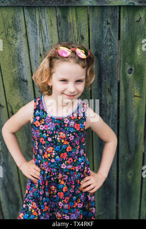 Portrait de petite fille portant tenue d'été avec floral design Banque D'Images