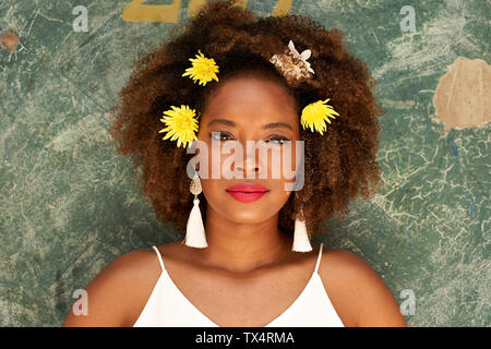 Portrait of young woman with red lips port de boucles d et des fleurs dans les cheveux