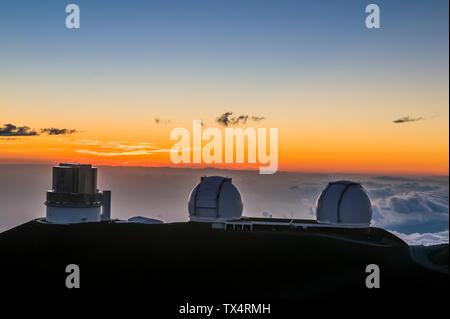 USA, Hawaii, Big Island, observatoires sur volcan Mauna Kea au coucher du soleil Banque D'Images