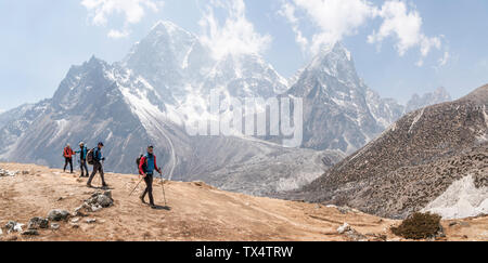 Solo Khumbu, Népal, Everest, Groupe d'mounaineers à Dingboche randonnée Banque D'Images