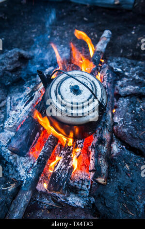 Pot à eau bouillante sur un feu ouvert sur un camping à Tolbachik volcano, Kamchatka, Russie Banque D'Images