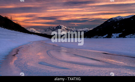 L'Italie, Venosta, Lago di Resia en hiver au coucher du soleil Banque D'Images