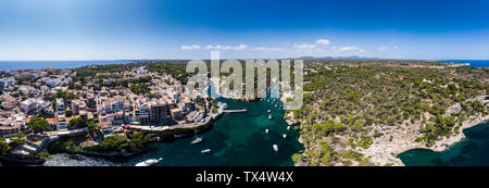 Espagne, Malaga, Costa de la Calma, bay et le port de Cala Figuera, vue aérienne Banque D'Images