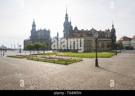 Allemagne, Saxe, Dresde, Place du Théâtre, du château de Dresde, la cathédrale de Dresde contre le soleil du matin Banque D'Images