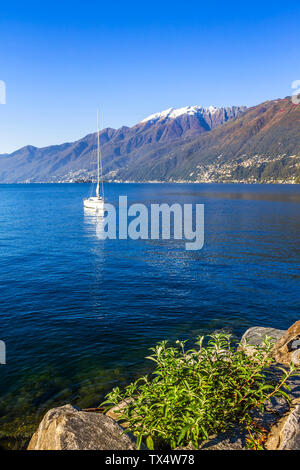 Bateau à voile sur le Lac Majeur, Lugano, Tessin, Suisse Banque D'Images