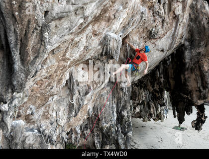 La Thaïlande, Krabi, Lao liang island, alpiniste dans Rock Wall Banque D'Images