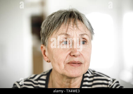 Portrait of senior woman avec les cheveux courts, à l'écart Banque D'Images