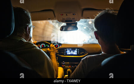 Italie, Sicile, deux hommes en voiture dans un tunnel Banque D'Images