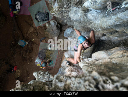 La Thaïlande, Krabi, Railay Beach, woman climbing in rock wall Banque D'Images