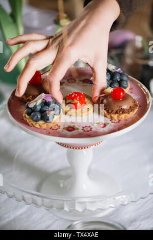 De femme on cake stand pâtisserie, close-up Banque D'Images