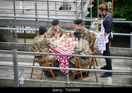 Les cadets de l'Armée de Wiltshire prendre un thé jusqu'à l'échafaudage à la cathédrale de Salisbury, où les cadets du détachement de Old Sarum lancer un défi extrême plateau Journée des Forces armées, encourageant les gens à travers le pays pour profiter d'un thé à la crème dans les lieux les plus insolites et extrêmes. Banque D'Images