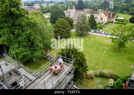 Les cadets de l'Armée de Wiltshire prendre un thé jusqu'à l'échafaudage à la cathédrale de Salisbury, où les cadets du détachement de Old Sarum lancer un défi extrême plateau Journée des Forces armées, encourageant les gens à travers le pays pour profiter d'un thé à la crème dans les lieux les plus insolites et extrêmes. Banque D'Images