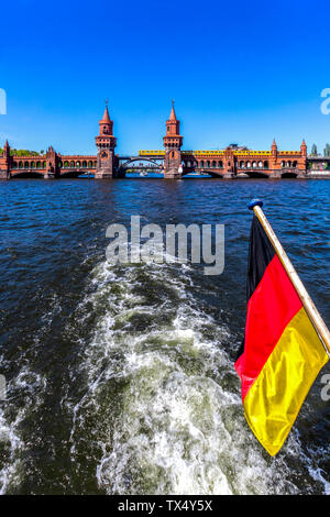 Allemagne, Berlin, Oberbaum Bridge et drapeau allemand sur le bateau d'excursion sur la rivière Spree Banque D'Images