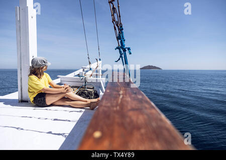 L'Indonésie, le Parc National de Komodo, jeune fille sur un bateau à voile Banque D'Images