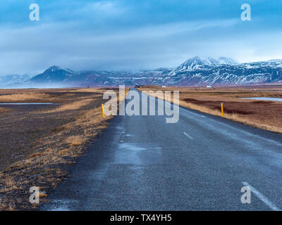 L'Islande, la route 54 à Snaefellsjoekull National Park tôt le matin en hiver Banque D'Images