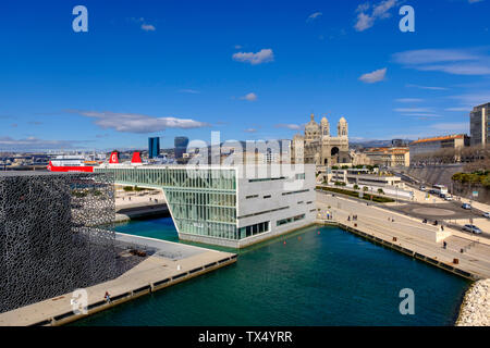 France, Marseille, Villa Mediterranee et cathédrale de Marseille Banque D'Images