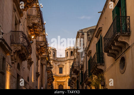 La Sicile, Noto, vue de Chiesa di Montevergine le soir Banque D'Images