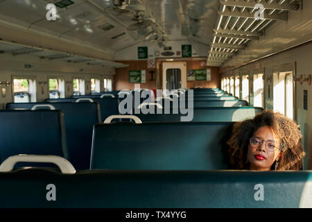 Portrait de jeune femme dans un train Banque D'Images