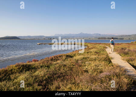 La Grèce, Messenia, lagune de Gialova, randonneur sur le sentier nature Banque D'Images