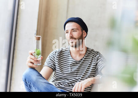 Young man holding plant dans un pot Banque D'Images