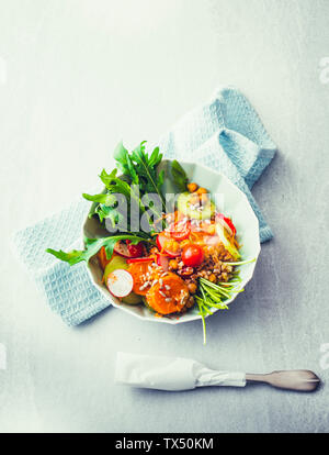 Poke légumes bol avec de l'épeautre, les pois chiches, radis, salade de roquette et patates douces Banque D'Images