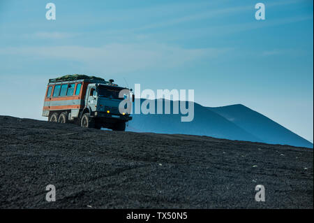 Chariot russe à travers le champ de lave du volcan Tolbachik, Kamchatka, Russie Banque D'Images