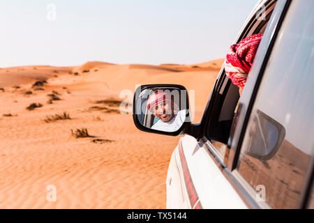 À la bédouine dans son miroir de voiture, Sultanat d'Oman, Wahiba Sands Banque D'Images