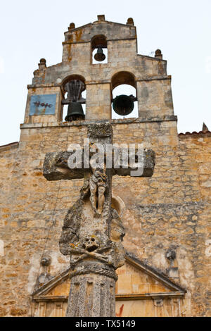 Iglesia y crucero. Pesquera de Ebro. Cañón del Ebro. BURGOS. CASTILLA Y LEÓN. ESPAÑA Banque D'Images