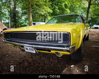 Jaune 1968 Dodge Charger exposé à Caffeine & machine à Ettington, Royaume-Uni Banque D'Images