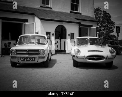 Une Mini classique et une Jaguar E-Type exposées à Caffeine & machine à Ettington, Royaume-Uni Banque D'Images