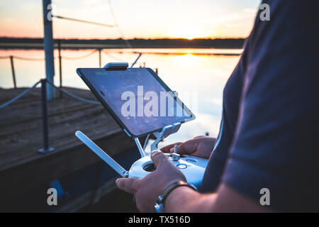 Flying Man drone, maintenant la commande au coucher du soleil Banque D'Images