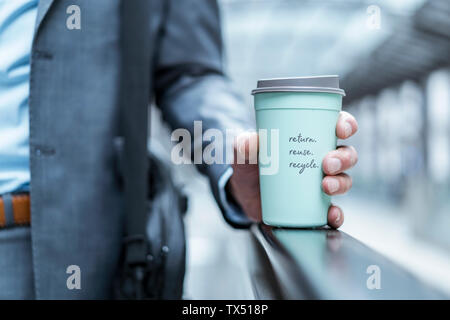 Close-up of businessman holding recyclable la tasse de café à emporter Banque D'Images