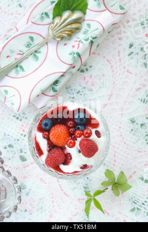 Gelée de fruits rouges et yaourt naturel dans bol en verre Banque D'Images