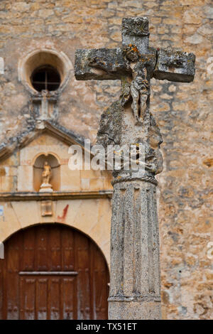 Iglesia y crucero. Pesquera de Ebro. Cañón del Ebro. BURGOS. CASTILLA Y LEÓN. ESPAÑA Banque D'Images