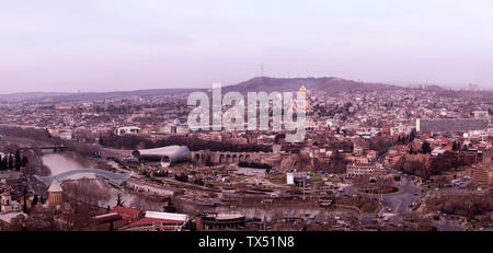 La Géorgie, Tbilissi, paysage urbain avec la cathédrale Holy Trinity Banque D'Images