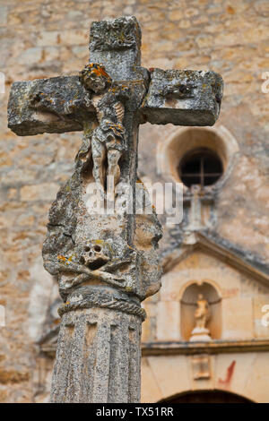 Iglesia y crucero. Pesquera de Ebro. Cañón del Ebro. BURGOS. CASTILLA Y LEÓN. ESPAÑA Banque D'Images