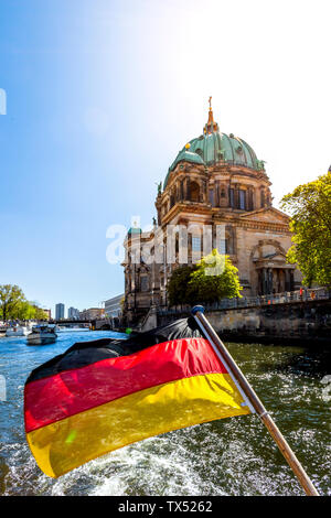 Allemagne, Berlin, la cathédrale de Berlin et le drapeau allemand sur le bateau d'excursion sur la rivière Spree Banque D'Images