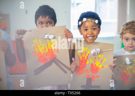 Portrait of smiling children présenter les images d'incendie de la maternelle Banque D'Images