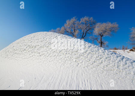 Les icebergs neige sous le ciel bleu Banque D'Images