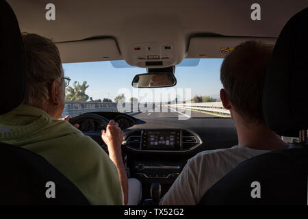 Italie, Sicile, deux hommes en voiture sur l'autoroute Banque D'Images