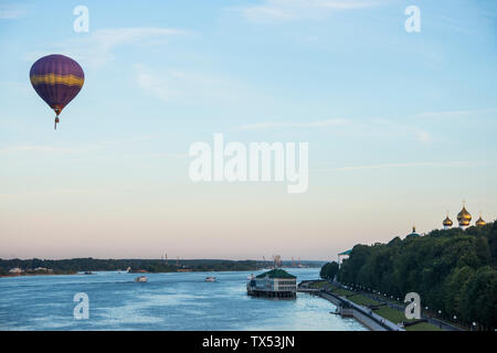 Hot air balloning au-dessus de la Volga dans le site du patrimoine mondial de l'anneau d'or, Iaroslavl, Russie Banque D'Images