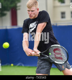 Eastbourne UK 24 juin 2019 - Kyle Edmund de Grande-bretagne pratiques sur une cour à l'extérieur de la vallée de la nature qui a eu lieu le tournoi international de tennis du Devonshire Park à Eastbourne . Crédit photo : Simon Dack / TPI / Alamy Live News Banque D'Images