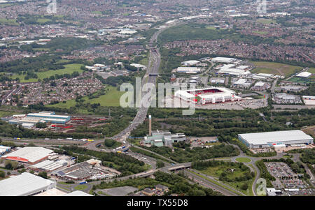 Vue aérienne de Stoke montrant la route A50, Bet 365 Stade de football et de diverses unités d'industriels et d'affaires, Staffordshire, Royaume-Uni Banque D'Images