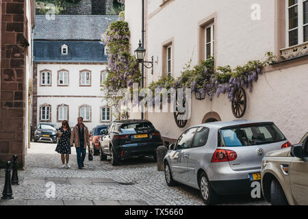 Vianden, Luxembourg - Mai 18, 2019 : Middle-aged couple en train de marcher dans une rue de Vianden, une ville dans la région des Ardennes Luxembourgeoises connu pour les siècles- Banque D'Images