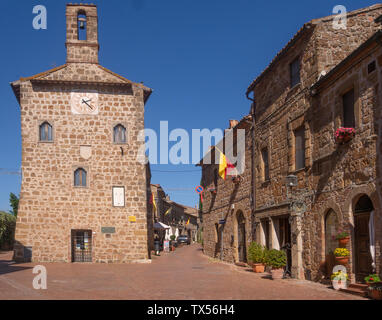 SOVANA, Toscane, Italie 16 juin 2019 : place de la vieille ville fondée à l'époque étrusque. Ici est le Palazzetto dell'Archivio ie l'hôtel de ville Banque D'Images
