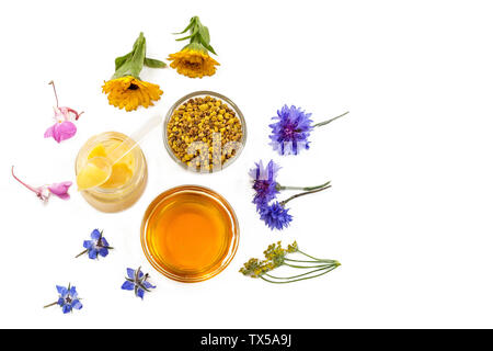 Variété de produits apicoles miel biologiques crus sélection entourée de fleurs sur fond blanc Banque D'Images