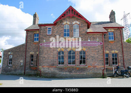 Gare signe à Llanfairpwllgwyngyllgogerychwyrndrobwllllantysiliogogogoch, Llanfair PG, Anglesey, au nord du Pays de Galles, Pays de Galles, Royaume-Uni Banque D'Images